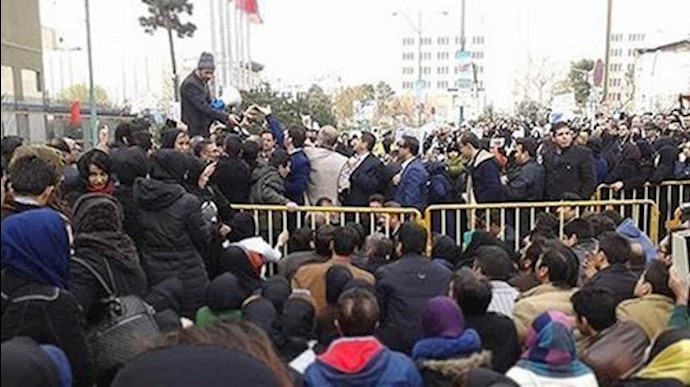 ايران.. تجمعات احتجاجية مقابل برلمان النظام