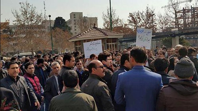 ايران.. تجمع منتسبي الاتصالات مقابل برلمان النظام
