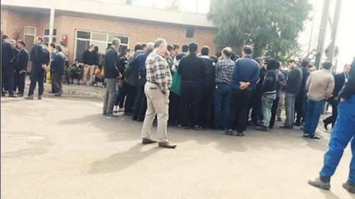 إيران..تجمع احتجاجي لعمال معمل«زجاج» في مدينة قزوين