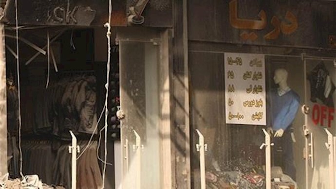 تجمع احتجاجي لکسبة المجمع التجاري جنب مبنی بلاسکو في طهران