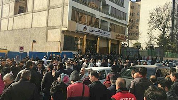 تجمع احتجاجي للمغبونين المنهوبة أموالهم من قبل کاسبين في طهران +فيديو