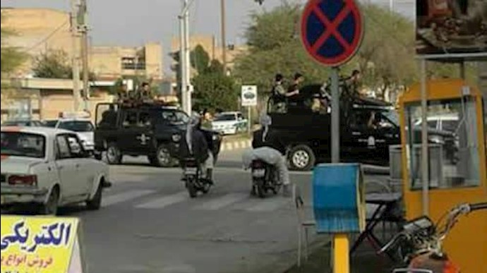 ايران.. أهالي شادکان يحرقون مرکز الشرطة في المدينة