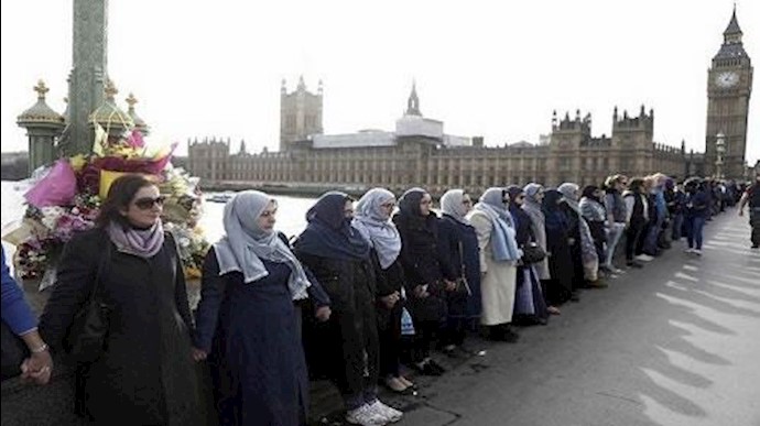 مسلمات لندن في سلسلة بشرية فوق جسر ويستمنستر لإدانة الهجوم الإرهابي
