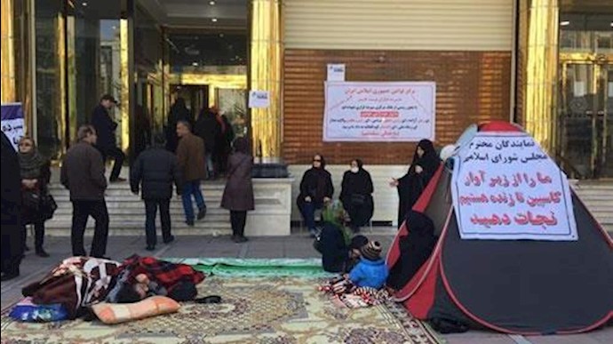 ايران.. نصب خيام احتجاجي للمغبونين المنهوبة أموالهم من قبل مؤسسة کاسبين