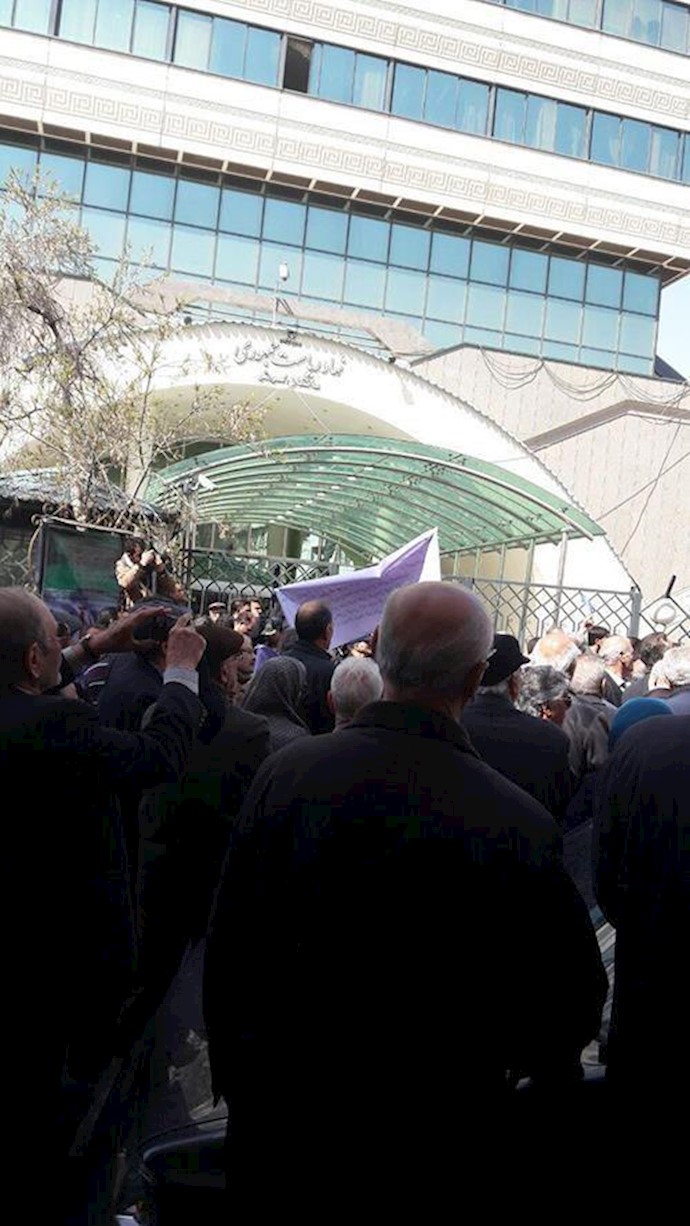 تجمع احتجاجي لـ10 آلاف من المعلمين والمتقاعدين في طهران