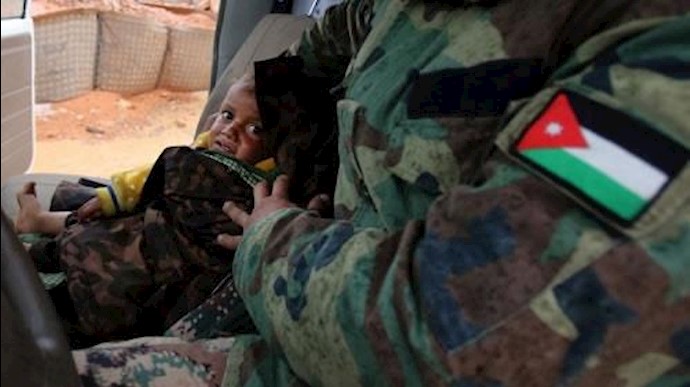 لمن هذا الطفل السوري الأشقر عند الساتر الترابي؟