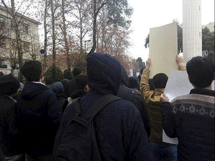 ايران..تواصل تجمع احتجاجي لطلاب جامعة طهران