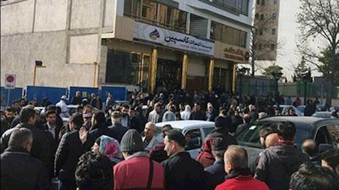 تجمع احتجاجي لمن نهبت أموالهم من قبل مؤسسة«کاسبين» في العاصمة طهران