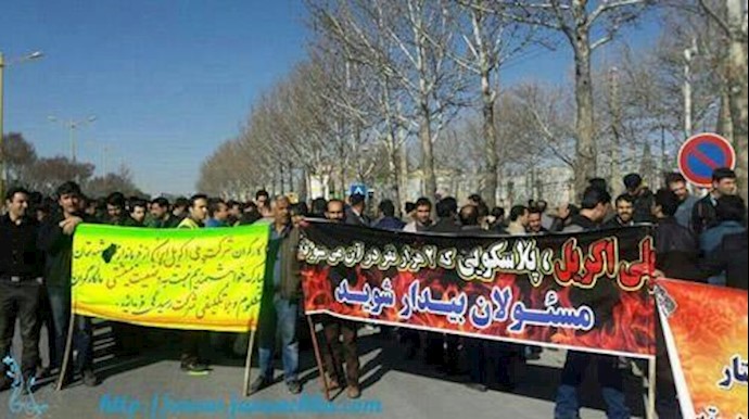 ايران... تجمع احتجاجي لعمال اصفهان وطرد المدير