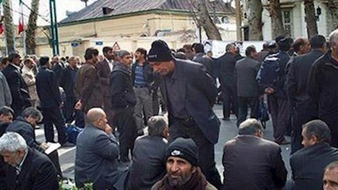 إيران..تجمع احتجاجي لعمال متقاعدين لمعمل«القصب السکري» في منطقة هفت تبه