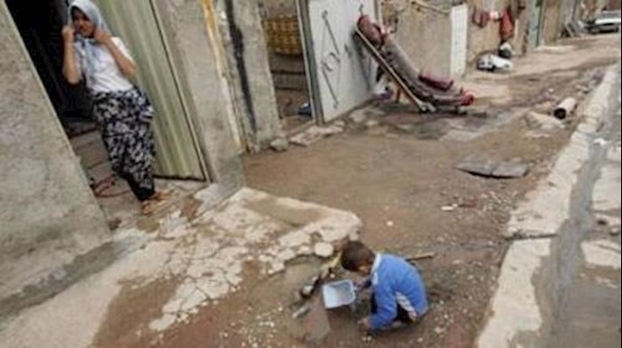 ثورة جياع مرتقبة.. 45 مليون إيراني لا يملکون قوتهم