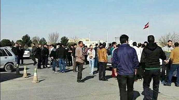 إيران..تجمع احتجاجي لعمال معمل«تشوکا» لإنتاج الخشب والمعدن في مدينة اردکان