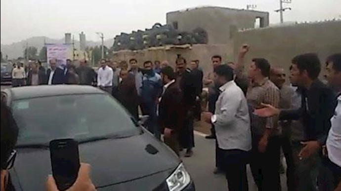 مظاهرات مزارعين غاضبين في محافظة اصفهان ضد وزير الطاقة لحکومة الملا روحاني + فيديو