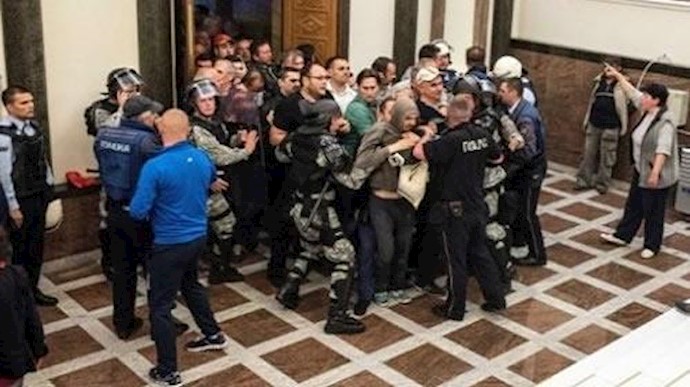 100جريح في أعمال عنف في برلمان مقدونيا