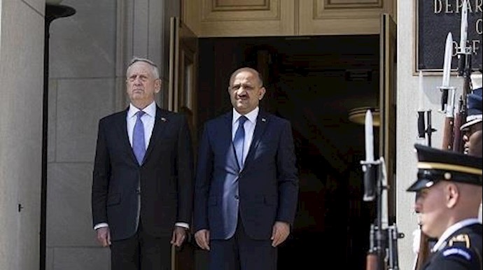 وزيرا دفاع ترکيا وأمريکا يؤکدان ضرورة تحرک بلديهما ضد التهديدات المشترکة