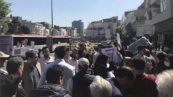 تجمع احتجاجي في ساحة فردوسي بطهران لمهندسين وأعضاء جمعية المهندسين