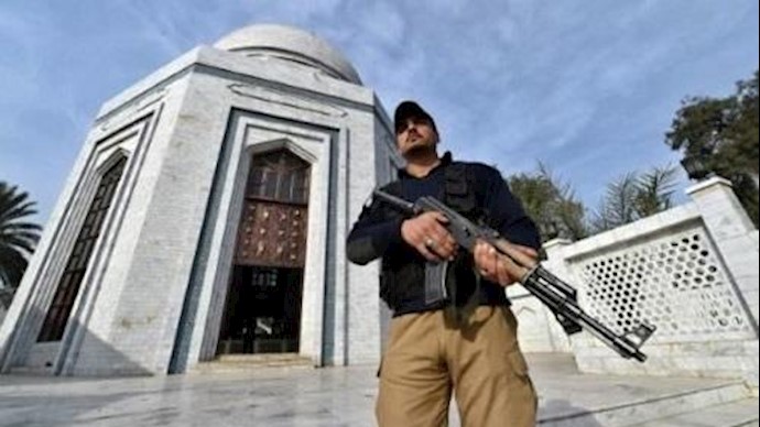 الشرطة الباکستانية توقف 22 شخصا اثر مقتل طالب اتهم بـ"الکفر"