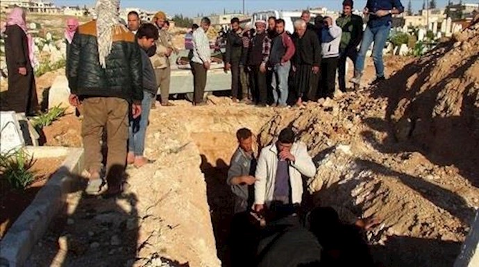 أهالي "خان شيخون" يبدؤون دفن ضحايا القصف الکيميائي علی بلدتهم