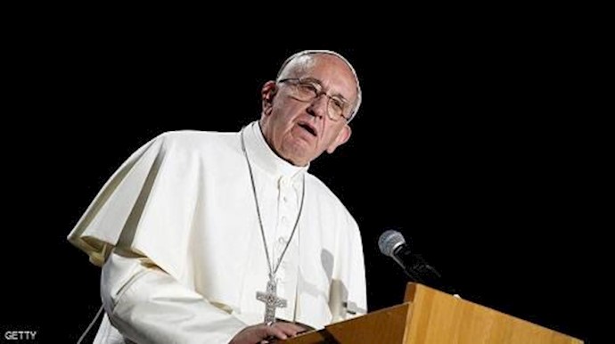 البابا فرنسيس ينتقد "معسکرات" اعتقال اللاجئين