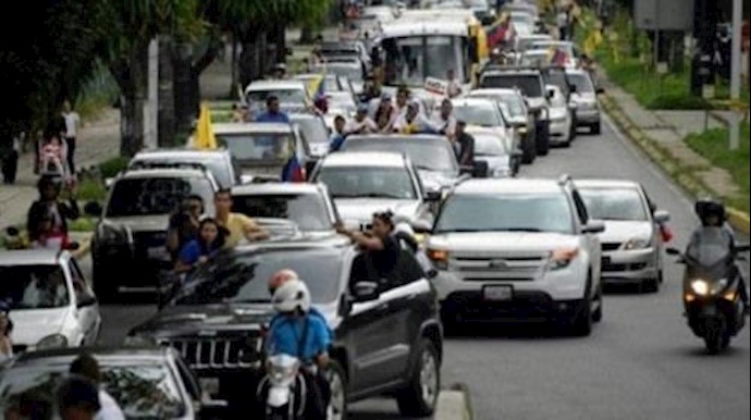 مسيرة للسيارات والدراجات والخيول ضد الرئيس نيکولاس مادورو في فنزويلا