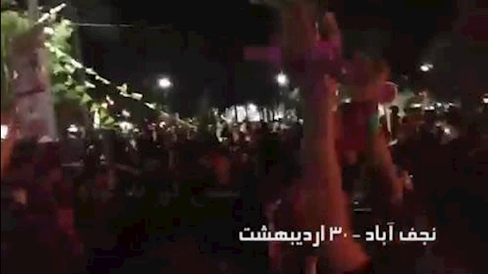إيران.. شعار الشباب في مدينة نجف آباد: «الموت للملا رئيسي»+ فيديو
