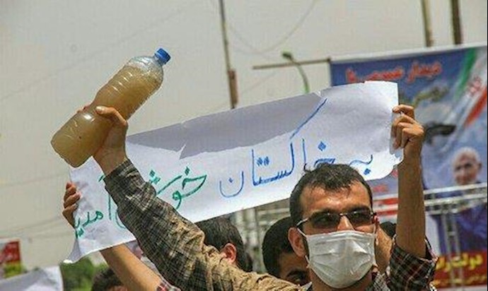 إيران.. احتجاجا عليه .. شباب الأهواز يستقبلون روحاني بالأقنعة و الماء العکر+ صور