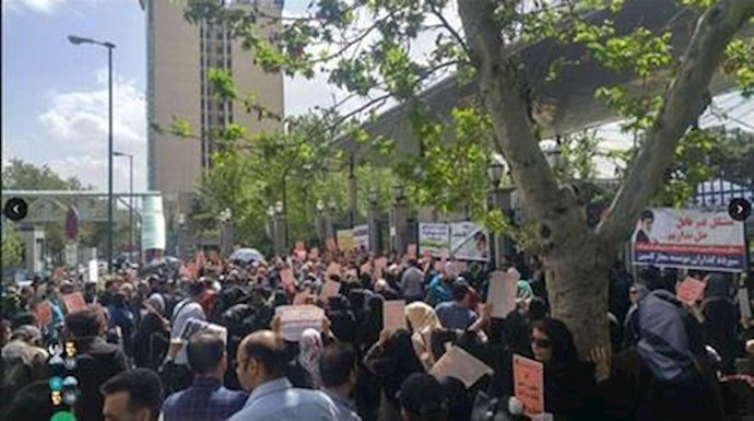 إيران..غلق الطريق بين مدينتي شوش-الأهواز من قبل من نهبت أموالهم من قبل مؤسسة«توسعه»