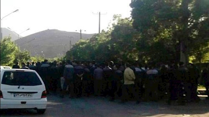 إيران..تجمع احتجاجي لعمال معمل «آذرآب» في مدينة اراک