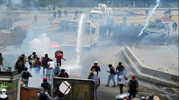 آلاف المتظاهرين في کراکاس والشرطة تطلق الغاز المسيل للدموع