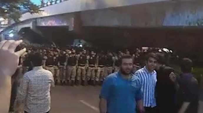 بالفيديو ..الصراع بين الشباب و مأموري قوی الأمن الداخلي في منطقة آبرسان في تبريز