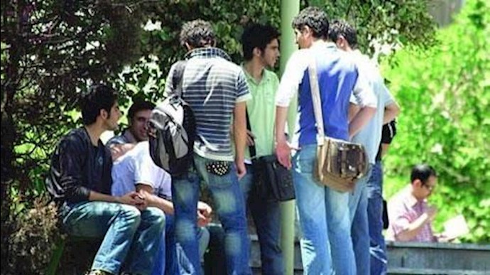 ايران.. اعتراف بوجود 5 ملايين خريج عاطل عن العمل