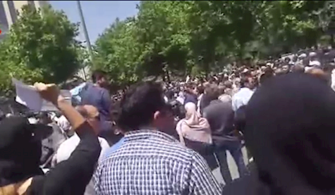 هتافات مواطنون منهوبون أموالهم ضد محافظ البنک المرکزي الإيراني – 28 مايو 2017