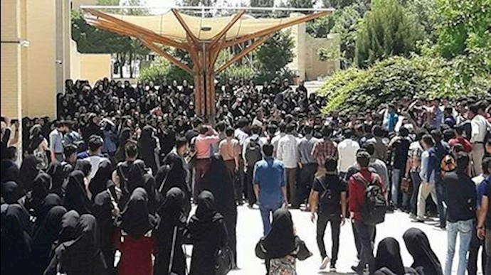 ايران.. تجمع احتجاجي لطلاب جامعة يزد