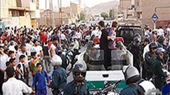 إيران..اشتباک بين شباب وقوی الأمن الداخلي في شوارع مدينة اراک