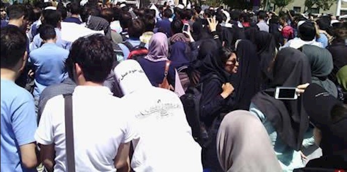 تجمع احتجاجي لخريجي الجامعات العاطلين عن العمل