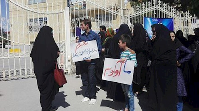 ايران.. تجمع احتجاجي للمواطنين المنکوبين بالزلزال في بجنورد