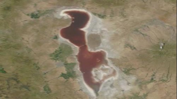 تواصل انخفاض منسوب المياه في بحيرة أرومية رغم مزاعم روحاني