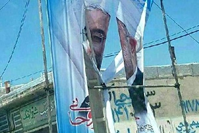 تمزيق لافتات انتخابية للملا المحتال روحاني والملا الجلاد رئيسي من قبل المواطنين داخل إيران