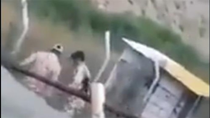 إيران..إعتداء قوی الأمن الداخلي القمعيين علی عتالين کادحين بالضرب المبرح وإعتقالهم