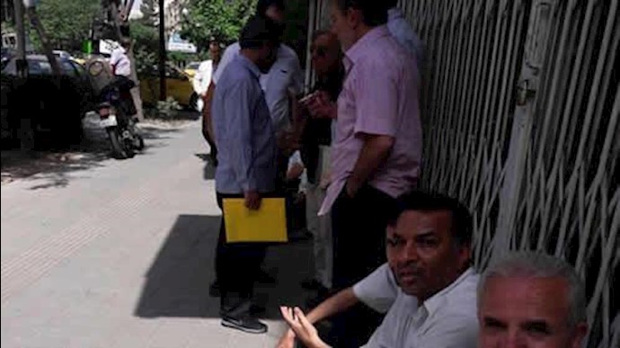 تجمع احتجاجي لسواق التکسي في مطارات طهران