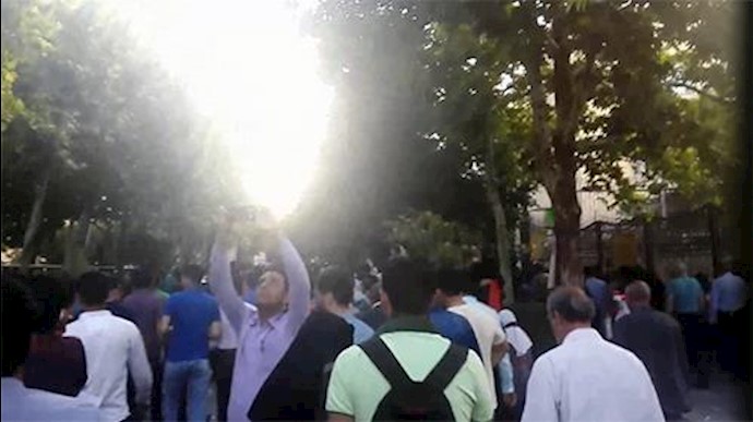 ايران.. شعار ليطلق سراح السجين السياسي خلال کلمة روحاني في اصفهان