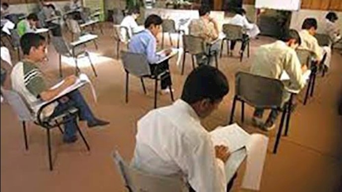 تلاميذ من أهالي طهران يتجمعون للاحتجاج علی تسريب أسئلة الإمتحانات للمدارس الثانوية