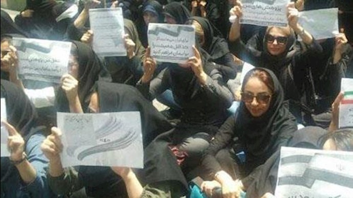 تجمع احتجاجي لطلاب في مرحلة الدکتوراه في جامعة طهران