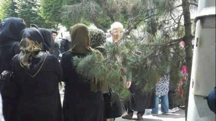طهران .. مغبونون لمن نهبت أموالهم يتحشدون أمام مکتب الملا روحاني