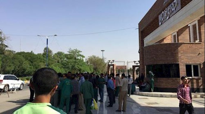 تجمع احتجاجي لعمال البيئة الخضراء في مدينة الأهواز لليوم الثالث علی التوالي