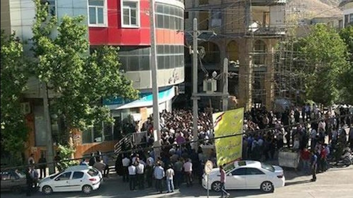 تجمع احتجاجي للمغبونين المنهوبة أموالهم في ايلام