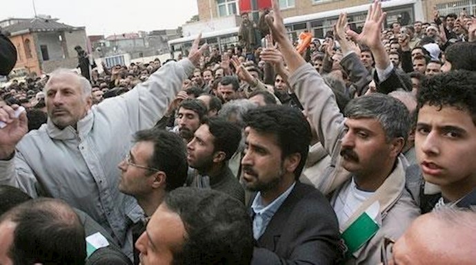 إضراب 500 من عمال شرکة قصب السکر في هفت تبه عن العمل