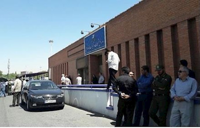 ايران.. تجمع المودعين المنهوبة أموالهم مقابل منظمة الطيران + صور