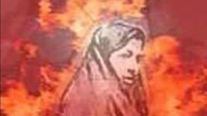 إيران .. شابة تحرق نفسها