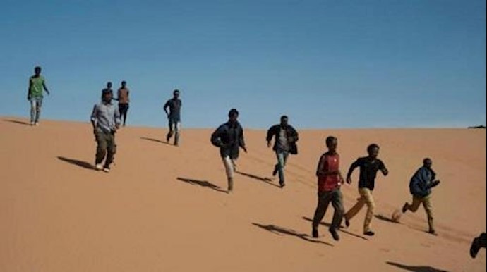 أکثر من 40 مهاجرا أفريقيا "ماتوا عطشا" في الصحراء الکبری